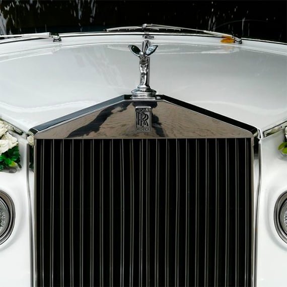 El uso de vehículos cromados en bodas